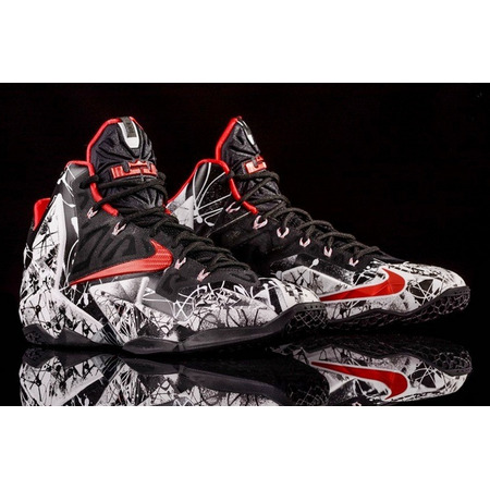 Lebron XI "Graffiti" (100/blanco/negro/rojo)