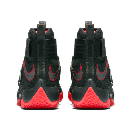 LeBron Soldier 10 SFG "Bulls" (060/black/red/black)